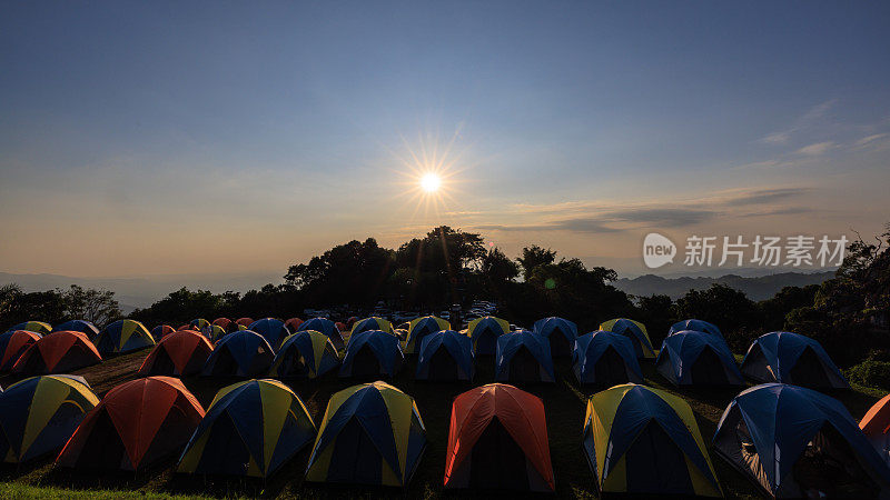 2022年10月露营地晚上时间太阳光线与蓝色云层的天空背景在Doi Samer Dow国家公园sri nan，观点和地标性景点南省，泰国，